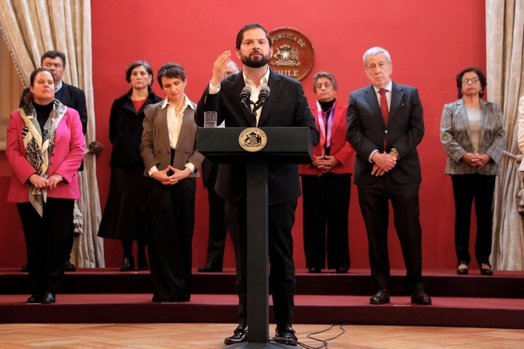 El presidente de Chile, Gabriel Boric, pronuncia un discurso durante la ceremonia de juramentación de los nuevos ministros de su gabinete, en el Palacio Presidencial de La Moneda, en Santiago, el 16 de agosto de 2023. Foto Afp