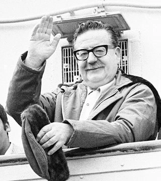 Después de tres intentos, en 1970 Salvador Allende llegó a la presidencia del país andino apoyado por partidos de izquierda agrupados en la Unidad Popular, con lo que se convirtió en el primer político socialista y marxista en llegar al gobierno. Foto Ap / Archivo
