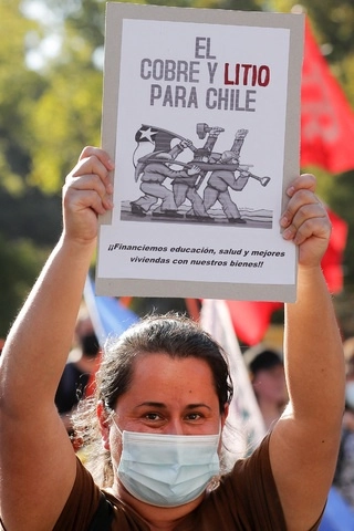 Sólo los retiros de los privados fondos de pensiones significaron una inyección para la economía de 50 mil millones de dólares. Foto Afp