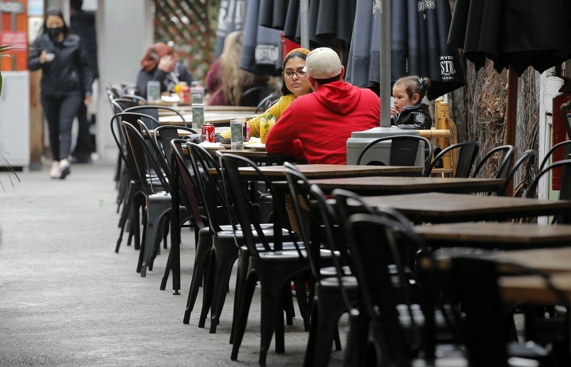 Personas comiendo en un restaurante de Santiago, la capital chilena. Foto Afp/ Archivo
