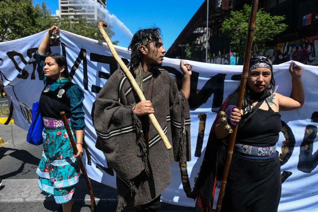 Indígenas chilenos durante una manifestación previa a la conmemoración del Día del Encuentro de Dos Mundos, en Santiago, el pasado 10 de octubre. Foto Xinhua.