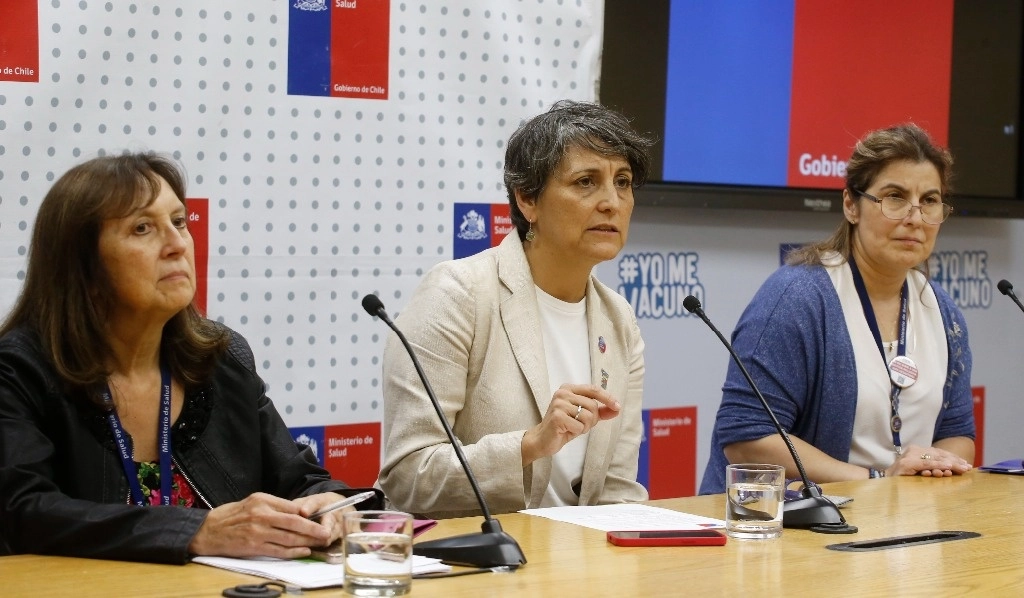 Conferencia de prensa de la ministra de Salud de Chile, Ximena Aguilera, donde dio detalles del primer caso de gripe aviar en humanos. Foto tomada de la cuenta de Twitter @ximenaguilera
