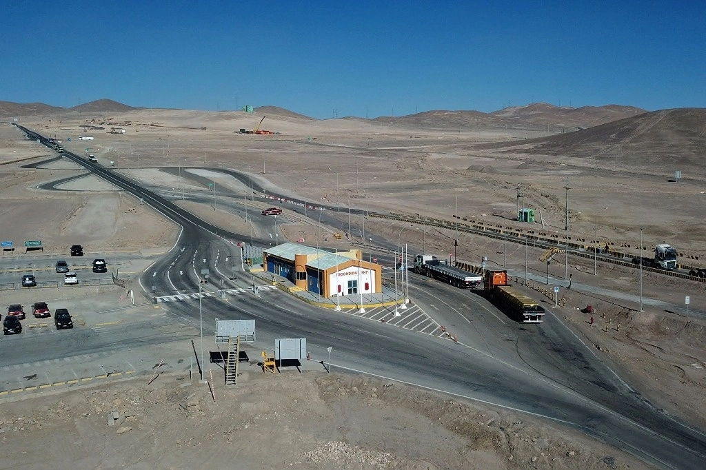 Vista aérea de la entrada a la mina La Escondida, la mina de cobre más grande del mundo, donde los trabajadores se declararon en huelga el 13 de agosto tras no llegar a un acuerdo laboral con el grupo australiano BHP, en La Escondida, Región de Antofagasta, norte de Chile, tomada el 14 de agosto de 2024. Foto Afp