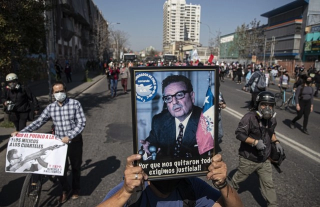 Familiares de víctimas de la dictadura chilena marchan para conmemorar el 47 aniversario del golpe de Estado contra Salvador Allende. Foto Ap