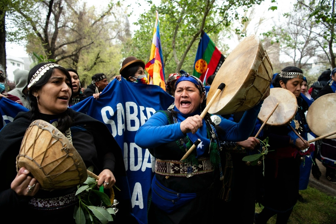La población mapuche se ha manifestado por el reconocimiento como pueblos originarios. Foto Afp
