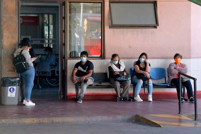 Personas a las afueras del Hospital San José en la ciudad de Santiago de Chile. Foto Afp