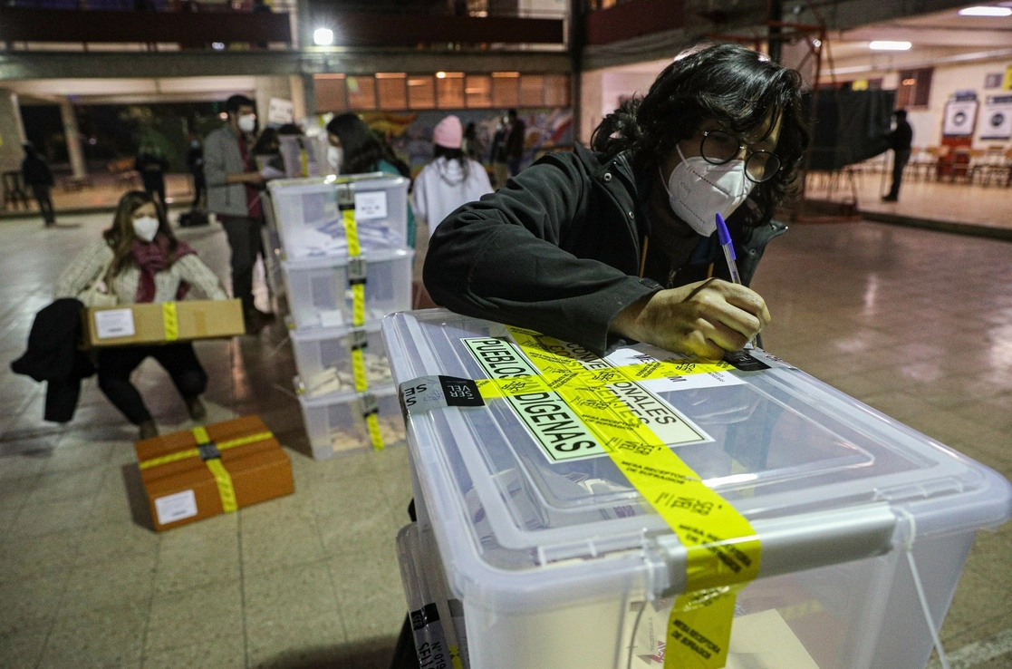 Personal del Servel sella urnas al final del primer día de votaciones. Foto Ap