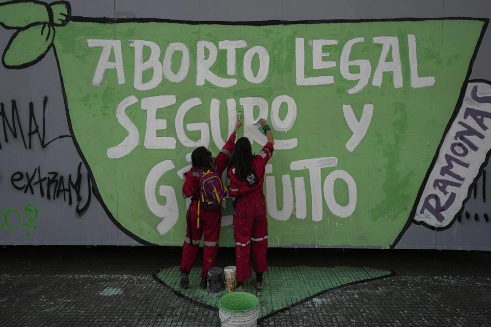 Manifestantes a favor del derecho al aborto pintan un mural en Santiago de Chile. Foto Ap / Archivo