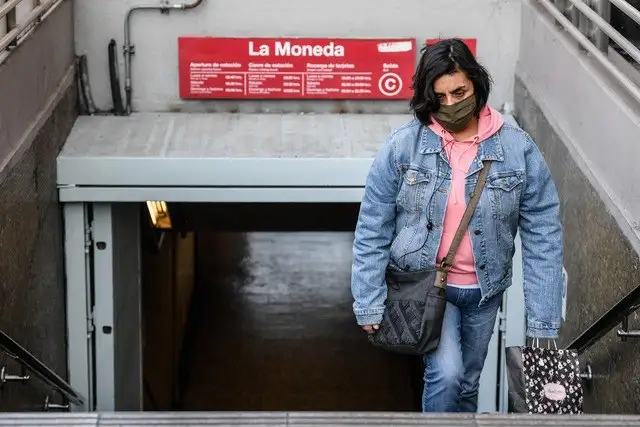 Una mujer porta una mascarilla mientras sale de una estación de metro en Santiago, capital de Chile. Foto Xinhua 
