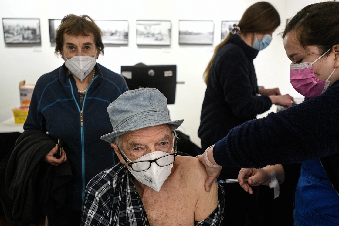 Más de 80 por ciento de la población objetivo en Chile, 15.2 de los 19 millones de habitantes, están ya vacunados. La imagen, en Santiago, el pasado 11 de agosto. Foto Xinhua