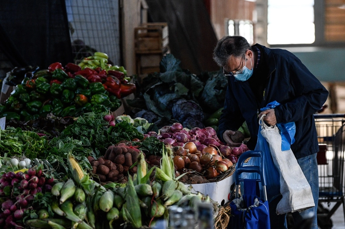 Un hombre acude a un mercado en Chile en medio de la crisis sanitaria por Covid-19. Foto Xinhua