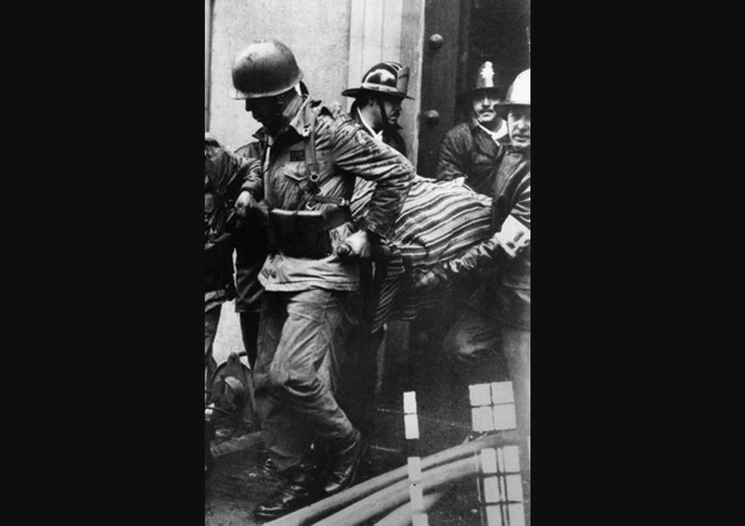 Soldados y bomberos sacan del Palacio de La Moneda el cuerpo del presidente Salvador Allende, el 11 de septiembre de 1973. Mientras era atacado, el mandatario instaba por radio a obreros y estudiantes a defender al gobierno. Foto Ap