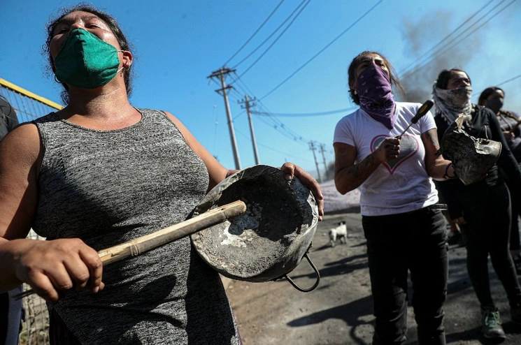 Mujeres chilenas protestan contra la falta de apoyo del gobierno durante esta pandemia. Foto Ap