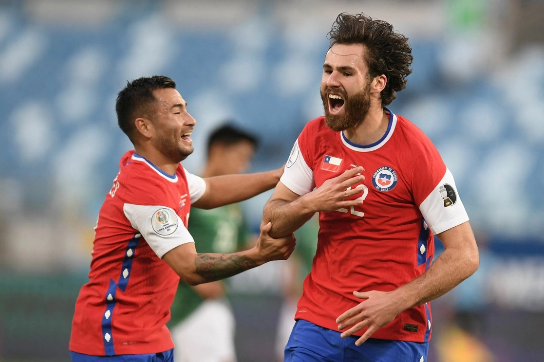 El chileno Ben Brereton celebra tras anotarle a Bolivia en el duelo jugado en la Arena Pantanal en Cuiabá, Brasil. Foto Afp
