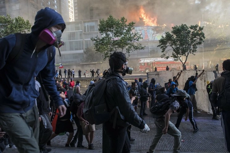 En 2019 las manifestaciones en Chile iniciaron luego de una alza en la tarifa del transporte público. Foto Ap / Archivo