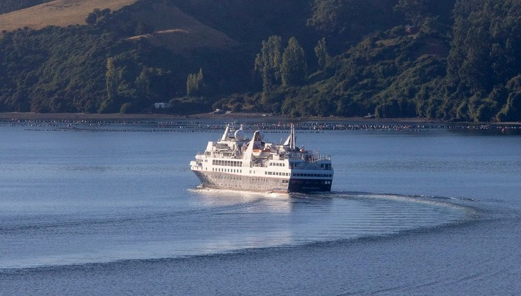 El curcero Silver Explorer se encuentra en cuarentena en Castro, Chile después de que un pasajero fue diagnosticado de coronavirus COVID-19. Foto Álvaro Vidal / Afp
