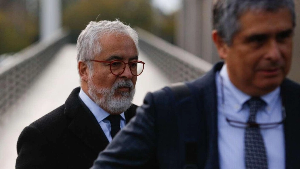 El abogado chileno Luis Hermosilla (izq.) a la salida de una audiencia por la causa que se le sigue en Santiago. Foto tomada de X.