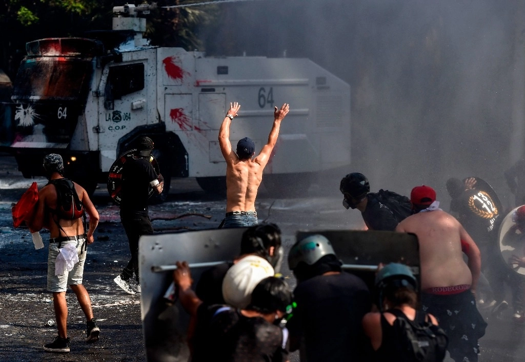 La CChDH exigió investigar los hechos de violencia desatados luego de los festejos por el estallido social. Foto Afp