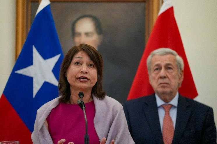 La Ministra de Relaciones Exteriores de Perú, Ana Cecilia Gervasi, junto al Ministro de Relaciones Exteriores de Chile, Alberto Van Klaveren, a la derecha, durante una conferencia de prensa para anunciar el traspaso de la presidencia temporal de la Alianza del Pacífico de Chile a Perú. Foto Ap