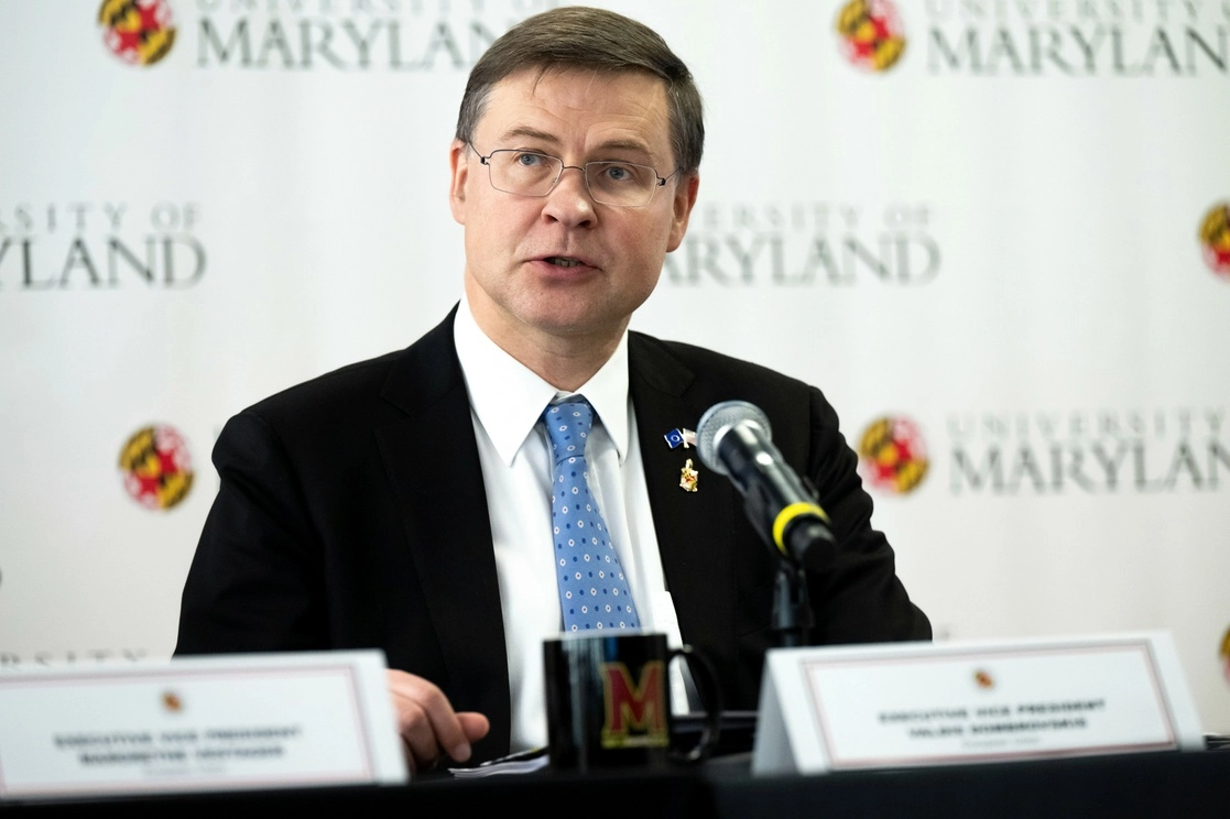 El vicepresidente ejecutivo de la Comisión de la Unión Europea, Valdis Dombrovskis,  durante la reunión ministerial del Consejo de Comercio y Tecnología (TTC), en College Park, Maryland. Foto Ap