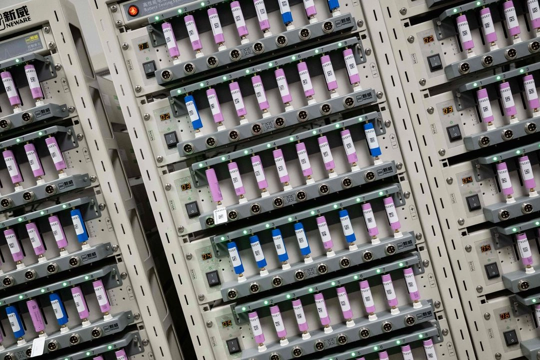 Esta fotografía muestra las celdas de batería de segunda vida en prueba en la planta de VoltR, fabricante de baterías de litio de diseño ecológico. Foto