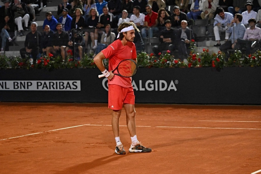 El chileno Nicolás Jarry sorprendió al griego Stefanos Tsitsipas (en la imagen) al derrotarle 3-6, 7-5 y 6-4 para conseguir el billete a su primera semifinal de un Masters 1000, el 16 de mayo de 2024. Foto Afp