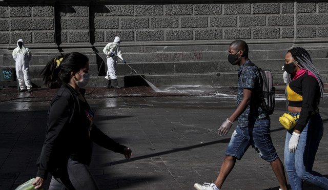 En Santiago, Chile, trabajadores sanitizan la Plaza de Armas. Foto Ap