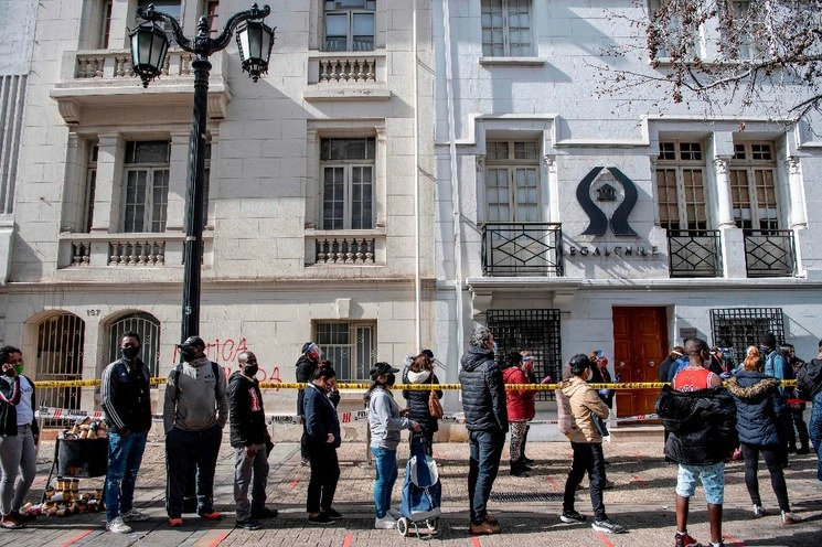 Habitantes de Santiago hacen fila para comenzar el proceso del retiro anticipado de sus fondos de pensiones. Foto Afp  