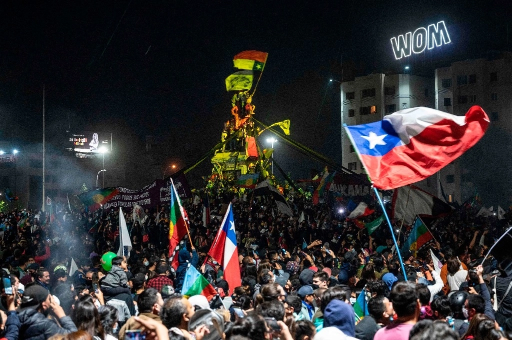 Chilenos festejan en la plaza Italia los resultados del referéndum el domingo 25 de octubre. Foto Afp
