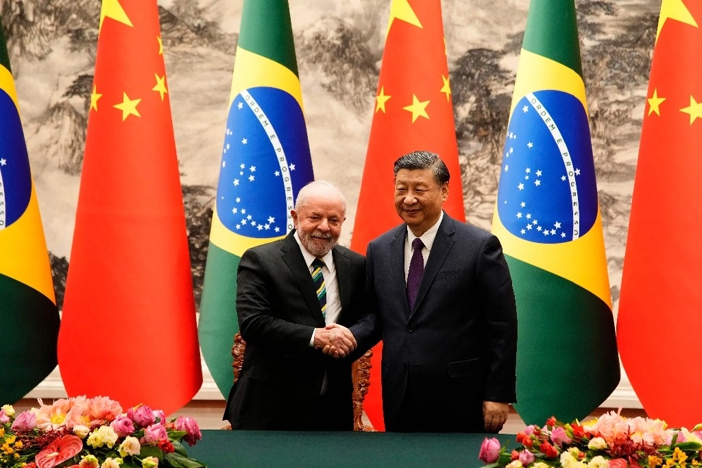 El presidente chino Xi Jinping y el brasileño Luiz Inacio Lula da Silva, hoy en Pekín. Foto Afp 