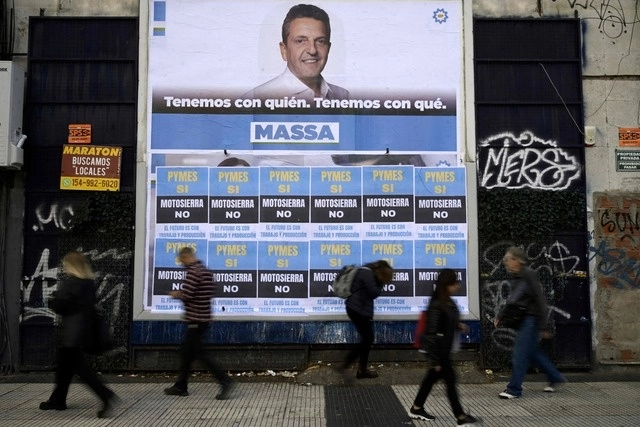 Los fondos “pueden ser aplicados a objetivos de desarrollo del comercio bilateral y a la estabilidad de los mercados financieros en Argentina”, informó el BCRA. Foto Afp 

