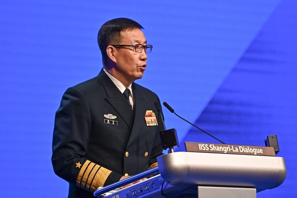 Dong Jun, ministro de Defensa chino, señaló que Washington refuerza su marco con “pequeños grupos” en la región. Foto Afp