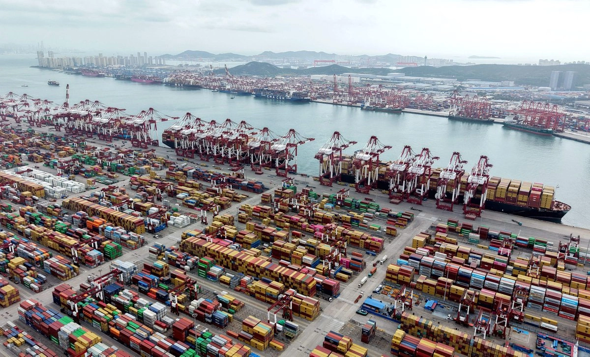 Buques en la terminal de contenedores del puerto de Qingdao, en la provincia oriental china de Shandong, el 9 de octubre de 2025. Foto 