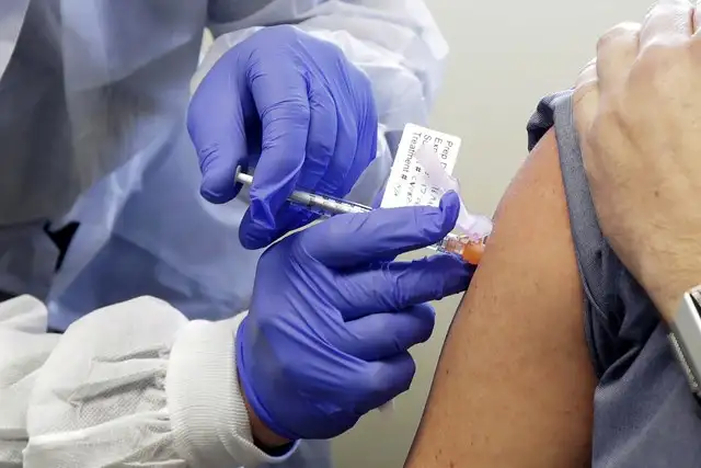 China está probando en humanos al menos cinco vacunas experimentales contra el nuevo coronavirus, en un contexto de competencia internacional entre laboratorios. Foto Ap / Archivo