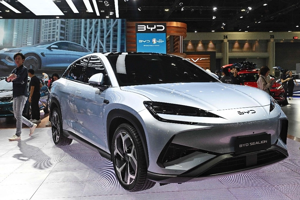 Auto eléctrico chino es exhibido en el Salón Internacional del Automóvil de Bangkok, Tailandia. Foto Afp