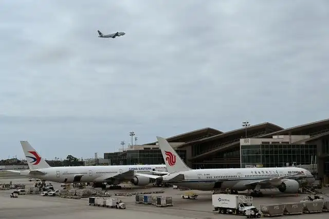 Aviones de Air China y China Eastern esperan en el Aeropuerto Internacional de Los Ángeles. Foto Afp / Archivo