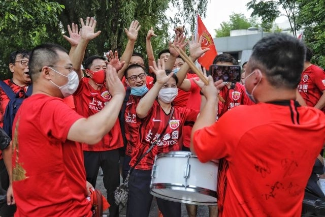 Seguidores del Shanghai SIPG animan a su equipo previo al partido de futbol de la Superliga China. Foto de STR / Afp / Archivo