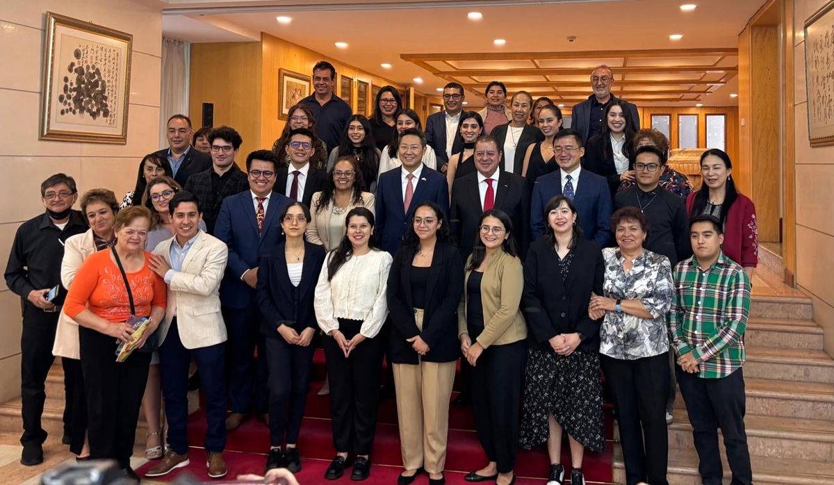 Los becarios fueron despedidos hoy por Chen Daojiang, embajador de China en México, en la sede diplomática. Foto 