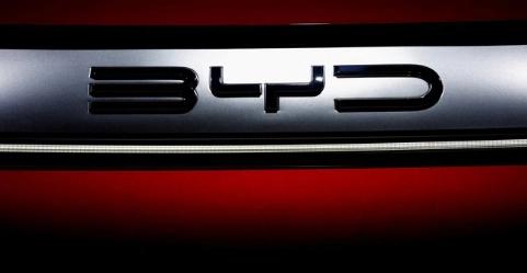BYD, que desde hace casi una década vende unidades a empresas en México, ofrecerá en 2023 a nivel local versiones eléctricas de su deportivo utilitario (SUV) Tang y su sedán Han. Foto Twitter @Reuters
