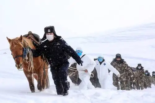 Policías chinos con máscaras protectoras visitan áreas remotas de Altay, región occidental de Xinjiang, para promover medidas preventivas contra el coronavirus. Foto Afp