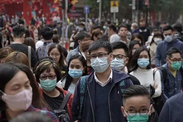 China intensificó las medidas para contener el virus que ha matado a 26 personas e infectado a más de 800, con la suspensión del transporte público en 10 ciudades y el cierre de templos en medio de la celebración del Año Nuevo Lunar. La imagen, en Hong Kong. Foto Ap