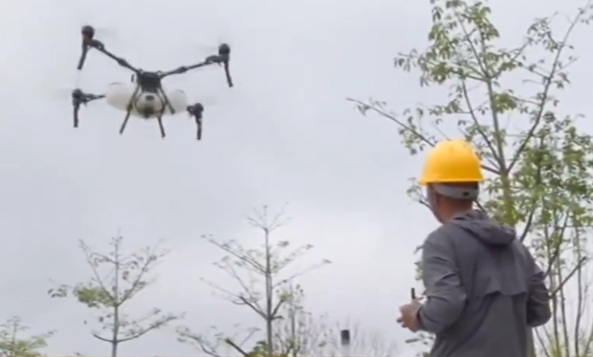 La televisión estatal china mostró a trabajadores que rocían insecticidas por las calles de la ciudad, zonas residenciales, obras y otros lugares donde la población podría entrar en contacto con los mosquitos. Foto