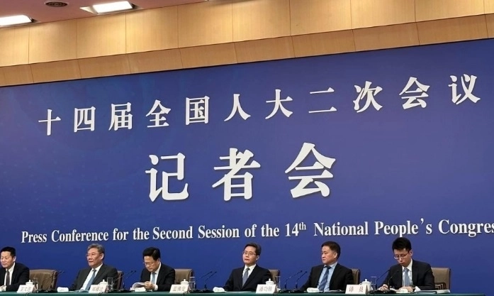  Zheng explicó que el paquete de estímulos lanzados el 24 de septiembre  no sólo se centran en lograr el objetivo económico de este año. Foto Edgar Daniel González Delgadillo / archivo