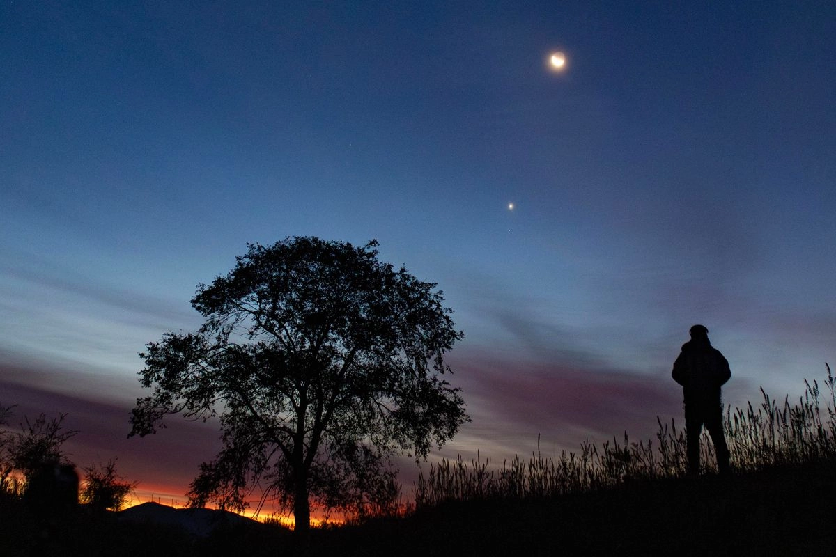 Imagen del 19 de septiembre de 2025 del planeta Venus, la estrella Regulus en la constelación de Leo y una luna creciente se observa desde la ciudad de Fujin de Jiamusi, en la provincia de Heilongjiang, en el noreste de China. Foto 