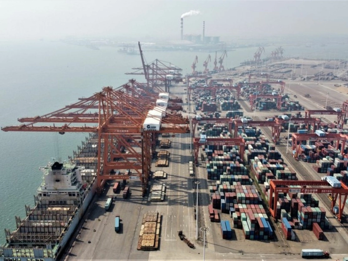 Terminal de contenedores en el puerto de Qinzhou en la región de Guangxi, al sur de China. Foto Xinhua / Archivo