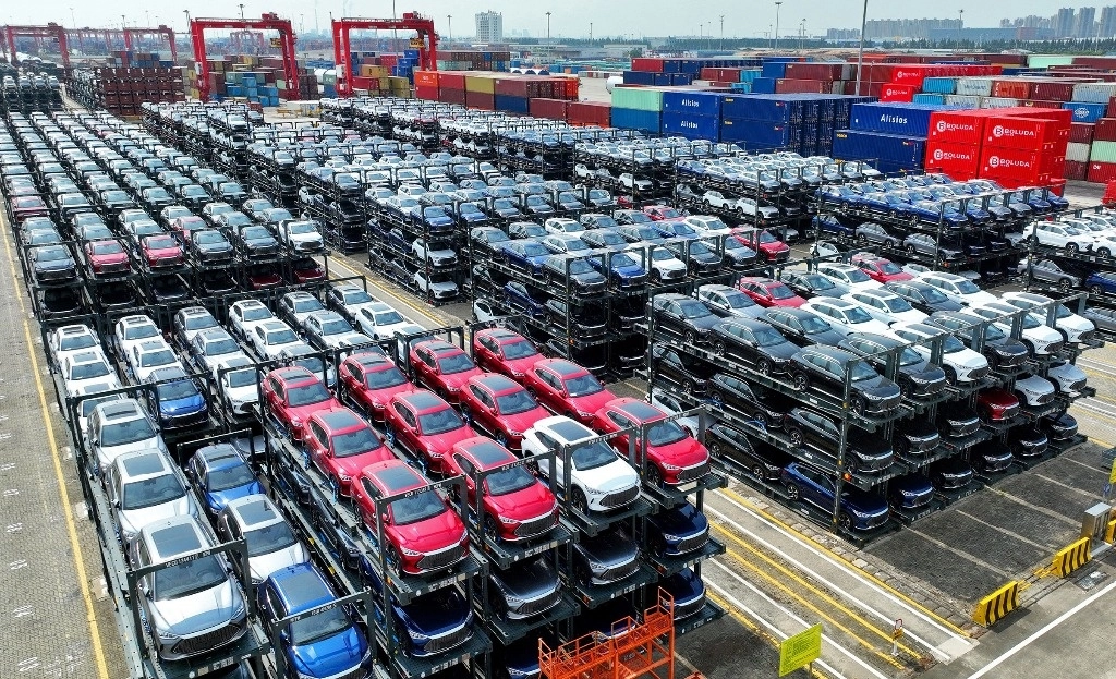 BYD superó a Tesla como primer vendedor mundial de vehículos eléctricos en el cuarto trimestre. En la imagen, autos eléctricos de la marca china BYD esperan su embarque en el puerto de Suzhou. Foto Afp.
