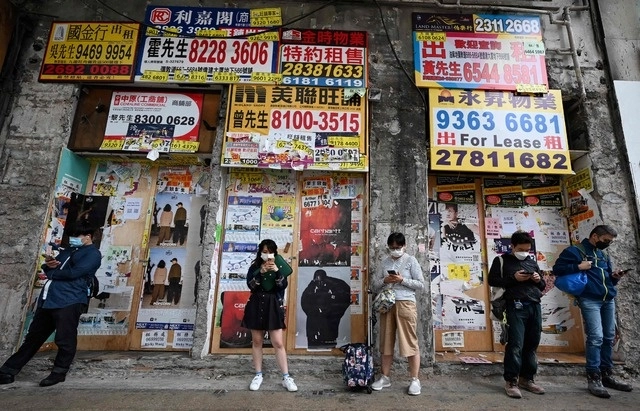 Personas en calles de Hong Kong. Foto Afp