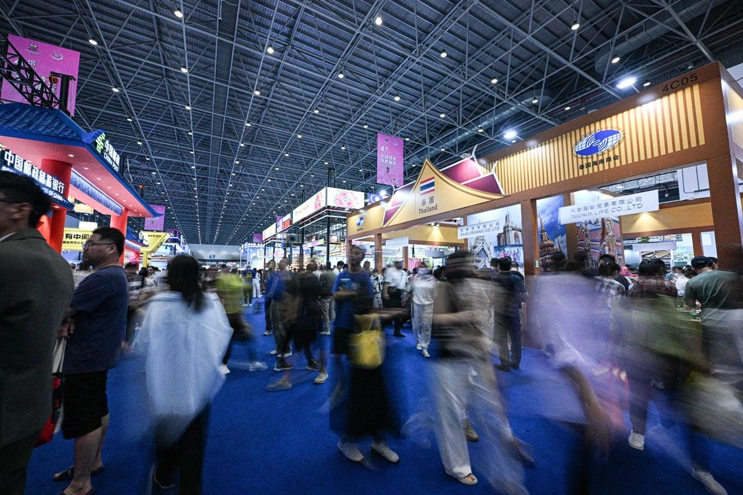 Personas visitaron la V Exposición Internacional de Productos de Consumo de China (CICPE, por sus siglas en inglés), en Haikou, en la provincia de Hainan, en el sur de China, el 17 de abril de 2025. 