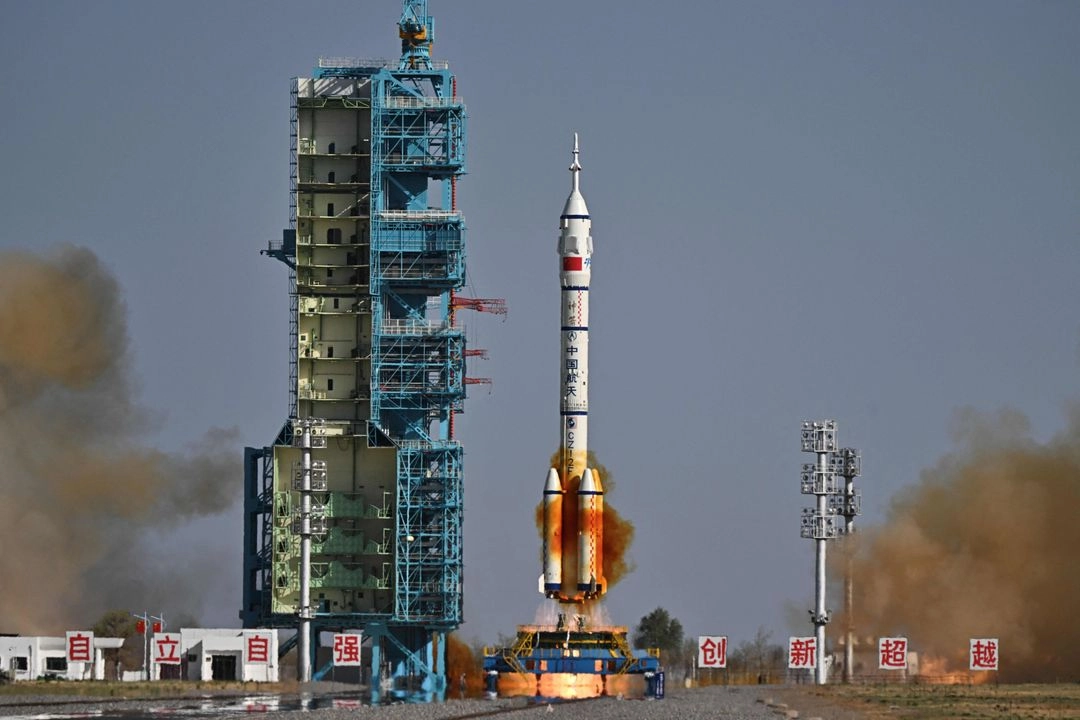 El cohete portador Larga Marcha-2F despega del Centro de Lanzamiento de Satélites de Jiuquan, en el desierto de Gobi, en el noroeste de China. 
