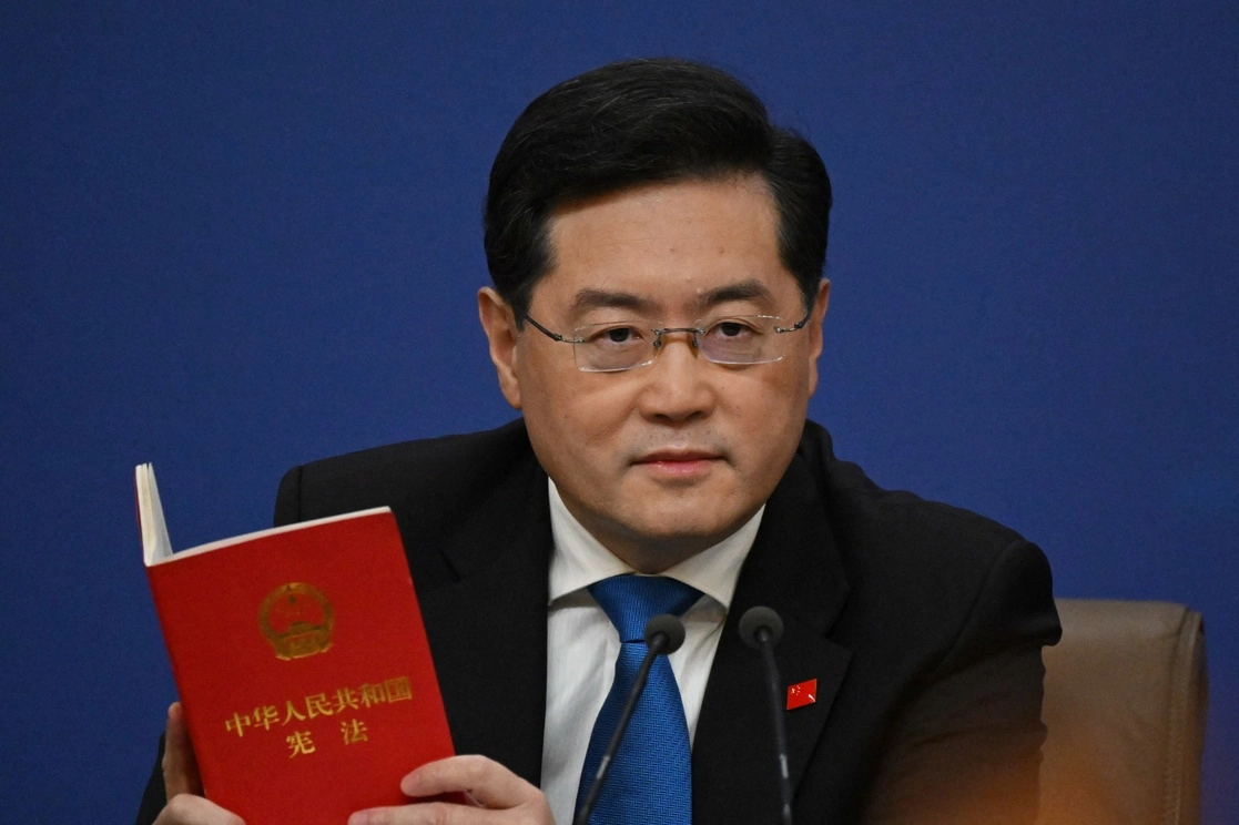 El ministro chino del Exterior, Qin Gang, sostiene un ejemplar de la Constitución durante una rueda de prensa, luego de participar en la sesión de la Asamblea Popular Nacional, ayer en Pekín. Foto Afp